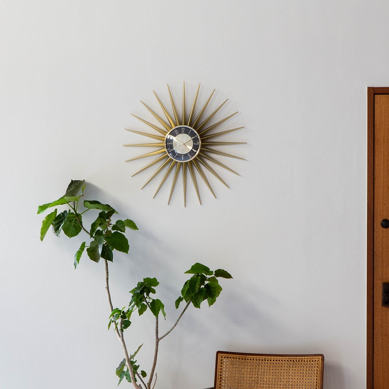 太陽が輝くようなデザインのミッドセンチュリースタイルの壁掛け時計。