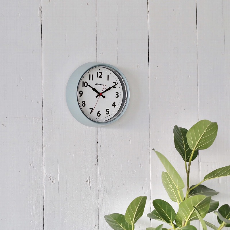 シンプルでどんなお部屋にも馴染む壁掛け時計。