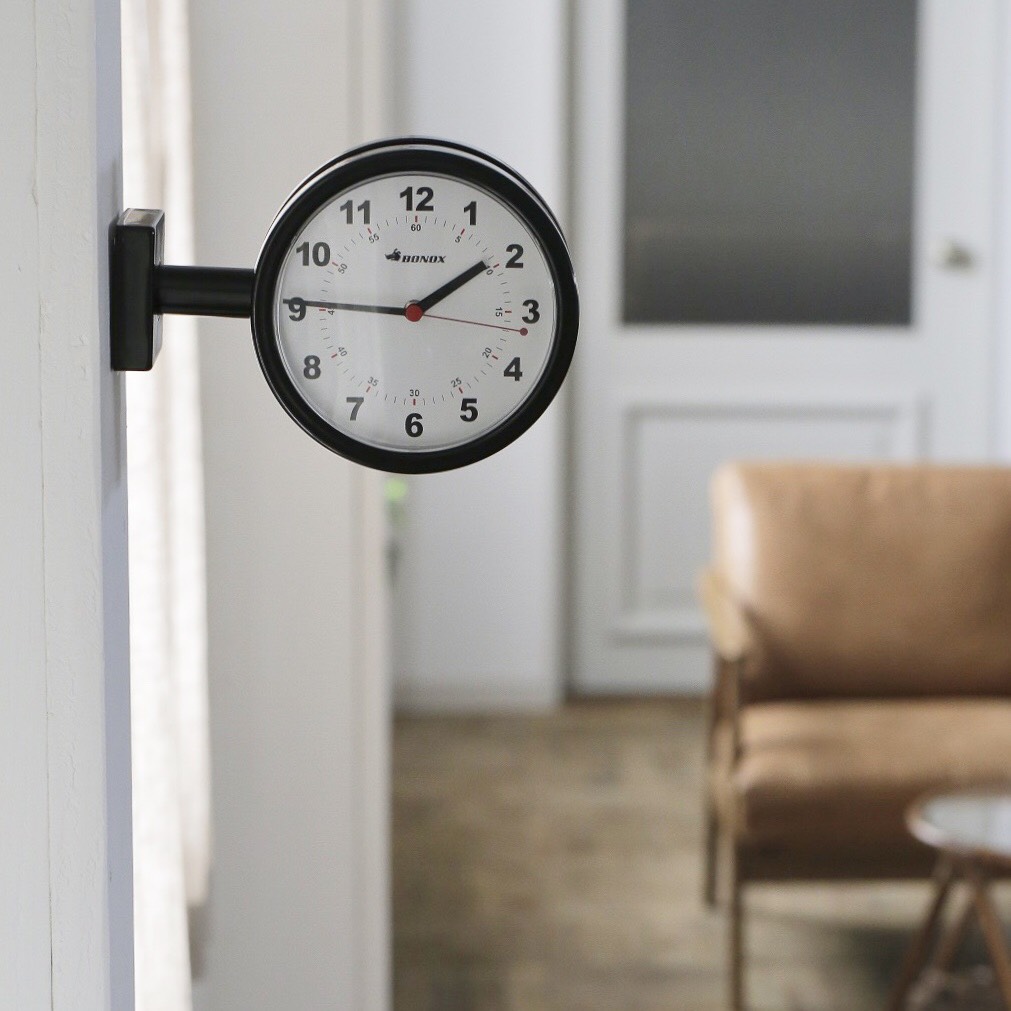 駅構内や海外の通りにあるような両面表示の時計がモチーフの室内用壁掛け時計