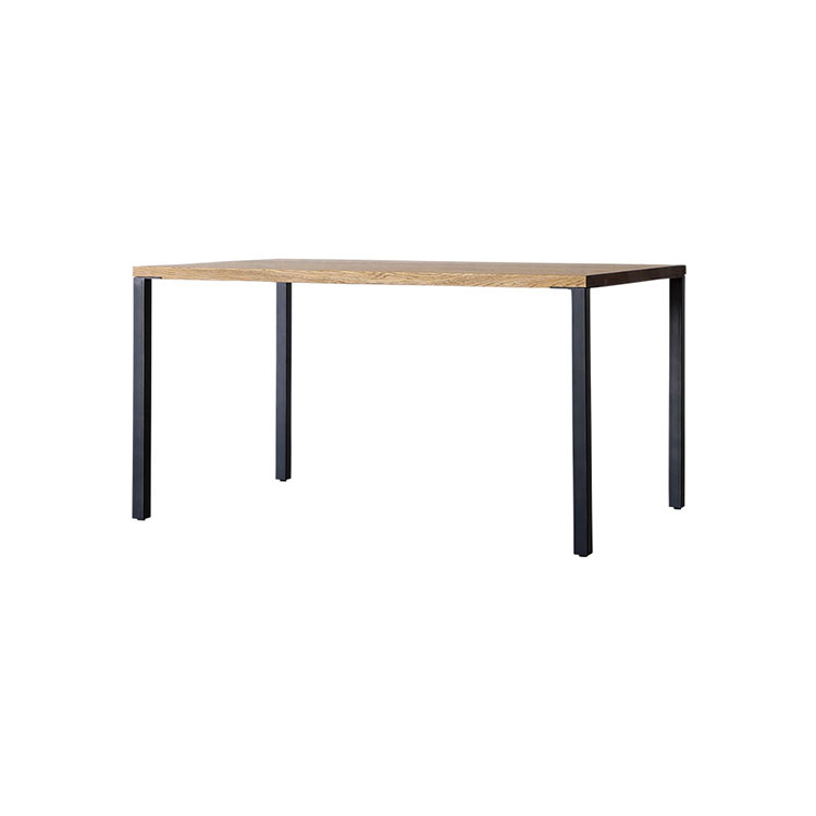 無駄をそぎ落とした、シンプルなデザインのダイニングテーブル。