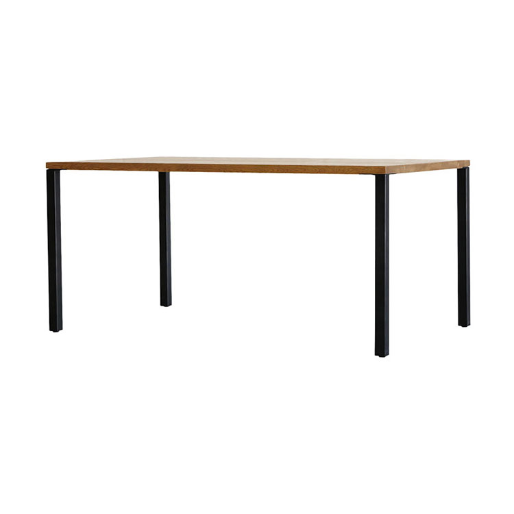 無駄をそぎ落とした、シンプルなデザインのダイニングテーブル。
