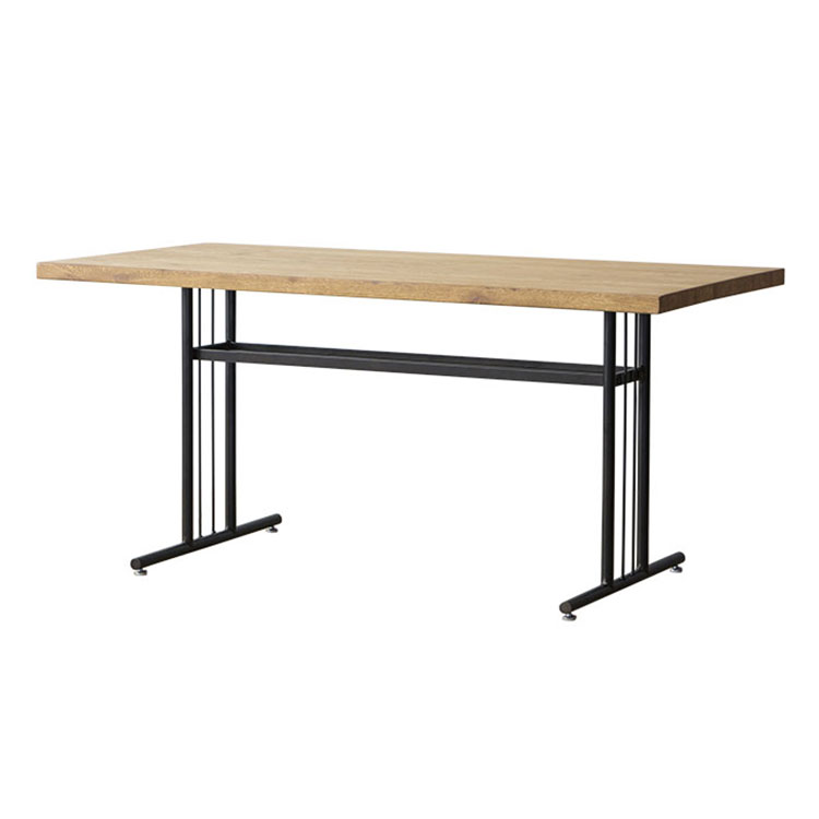 ソファと合わせて使用できる、テーブルの高さが少し低めのダイニングテーブル。