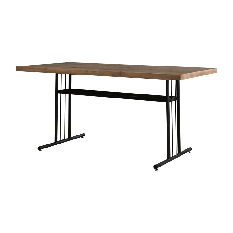 ソファと合わせて使用できる、テーブルの高さが少し低めのダイニングテーブル。