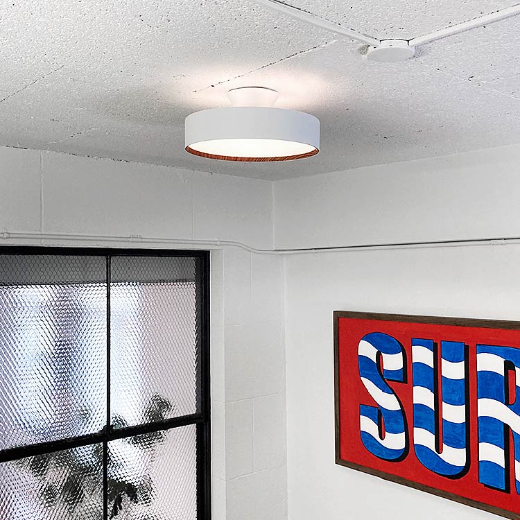 直付照明ですが天井との間に空間を設け、天井を照らすアッパーライト機能を追加装備。