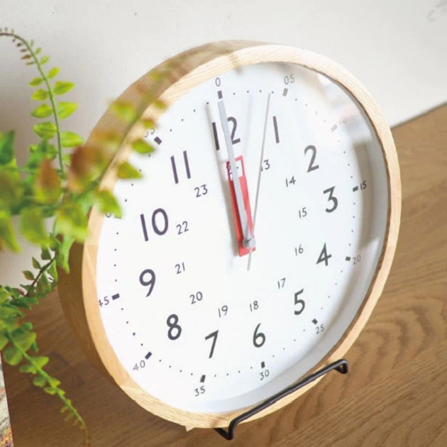 知育時計として、お子様に時間の読みを楽しく学んでもらえる壁掛け時計。