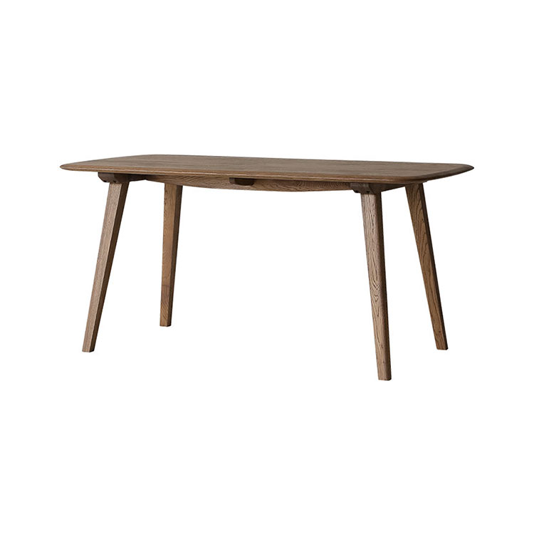 木の温もりを感じる、シンプルなデザインのダイニングテーブル。
