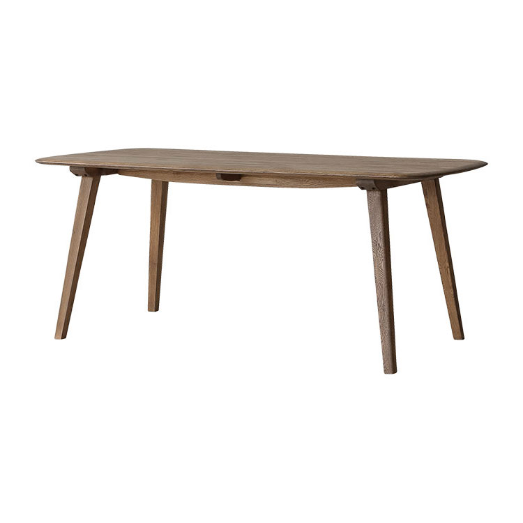 木の温もりを感じる、シンプルなデザインのダイニングテーブル。