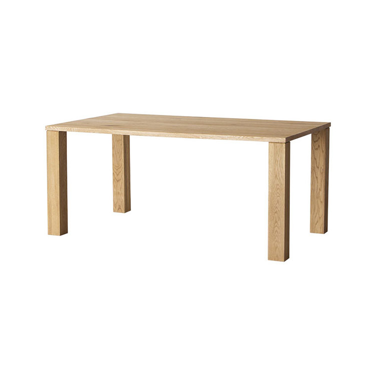 無垢材で作った飽きのこないシンプルなダイニングテーブルです。