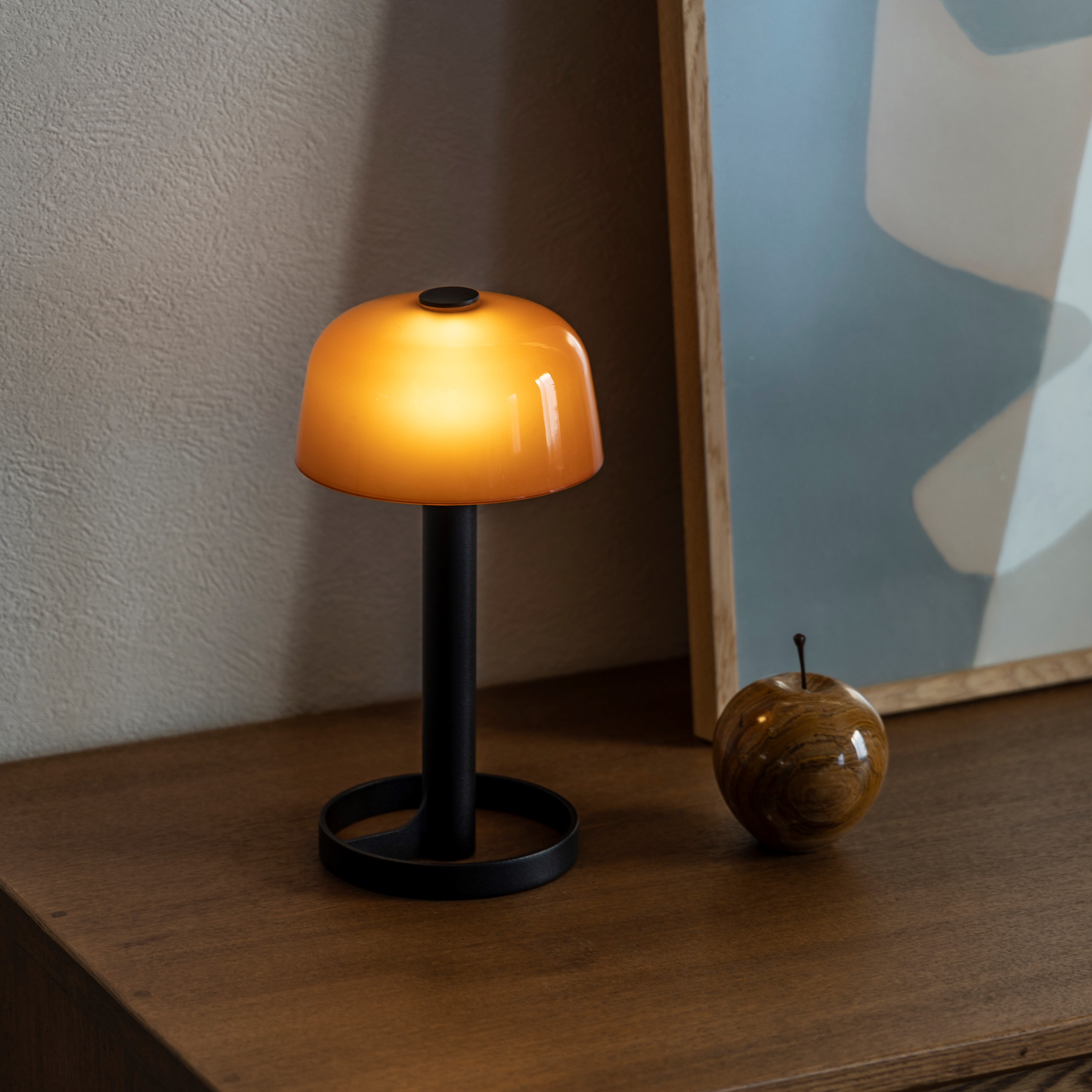 コードレスで使える、充電式のポータブルなスタンドランプ。