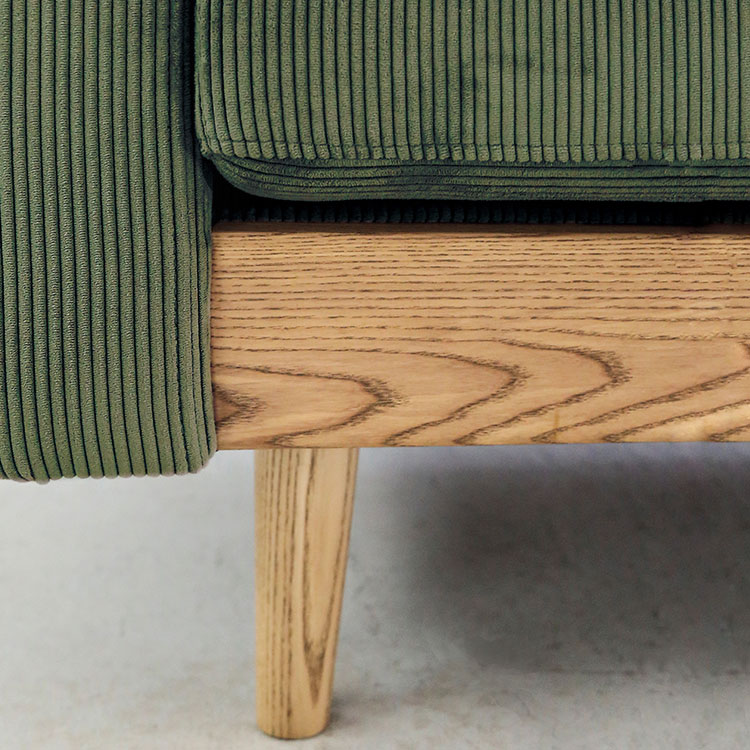 木製のフレームは、脚の部分が丸く優しいデザイン。