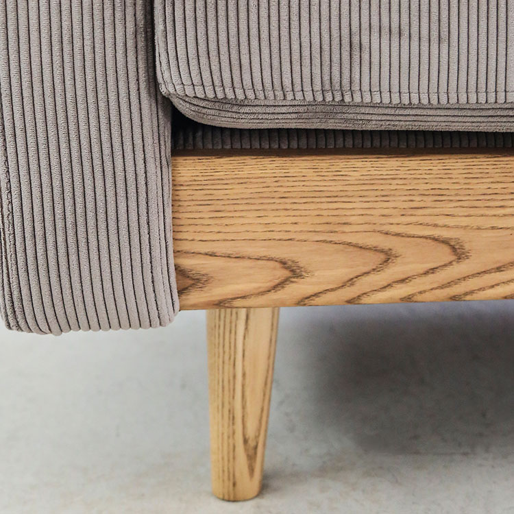 木製のフレームは、脚の部分が丸く優しいデザイン。