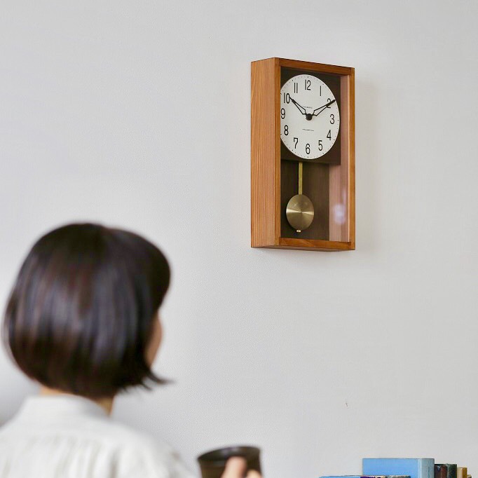 昭和30～40年代に多く見られたゼンマイ式の振り子時計をクオーツ時計として復刻。