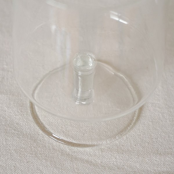 ワイングラスよりも脚が短いので安定感があり、日常使いしやすいグラスです。