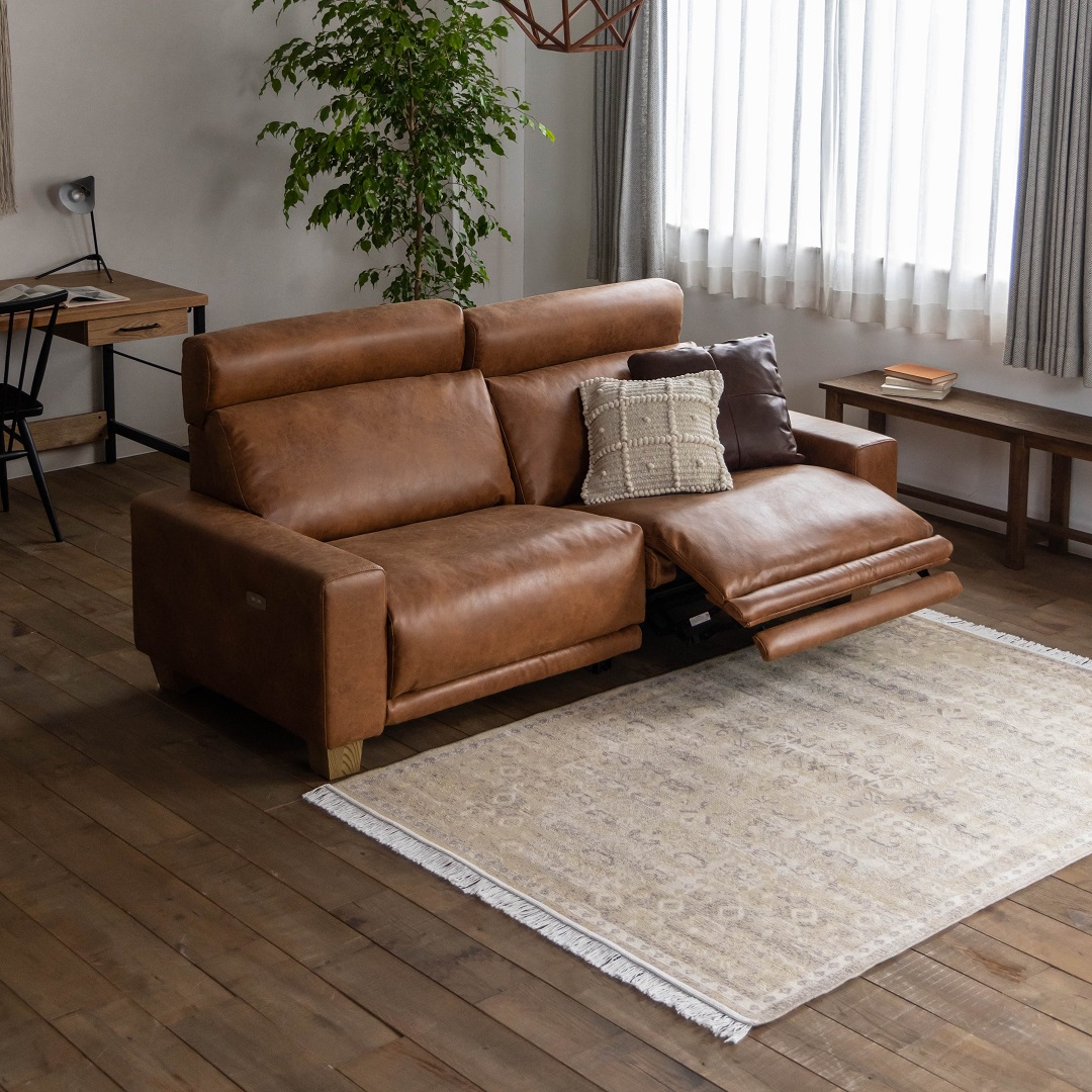 やや明るいブラウン色の家具と合わせると落ち着いた雰囲気になります。