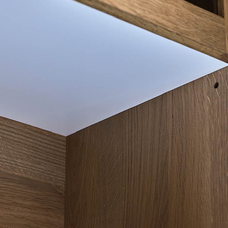 オープン・スライド棚部の上面には簡単に拭き取りができるポリ板を採用。