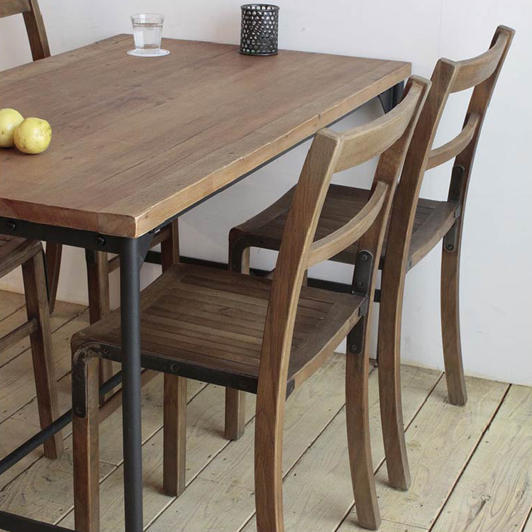 シンプルなデザインなので合わせるテーブルの幅が広いです。
