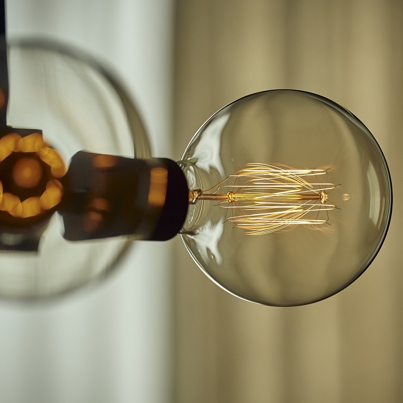 電球はノスタルジックで暖かみのある40Wヴィンテージランプが3灯。