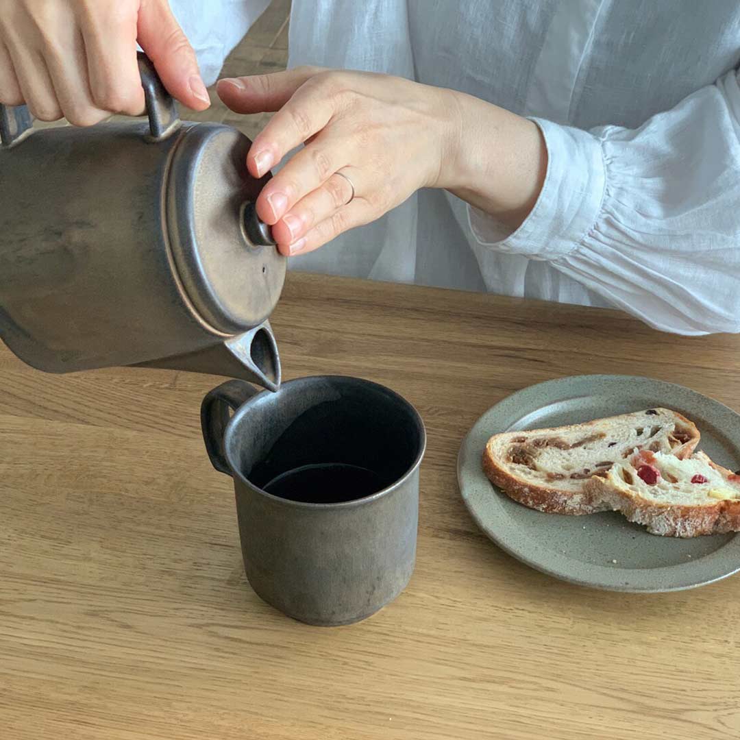 陶器とは思えないアンティークの金属食器を思わせる渋い色合いと質感。