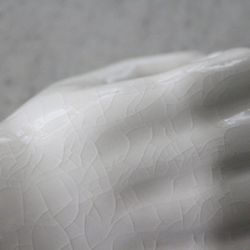 貫入(かんにゅう)とは陶磁器の釉薬の表面にできたひび模様の事。