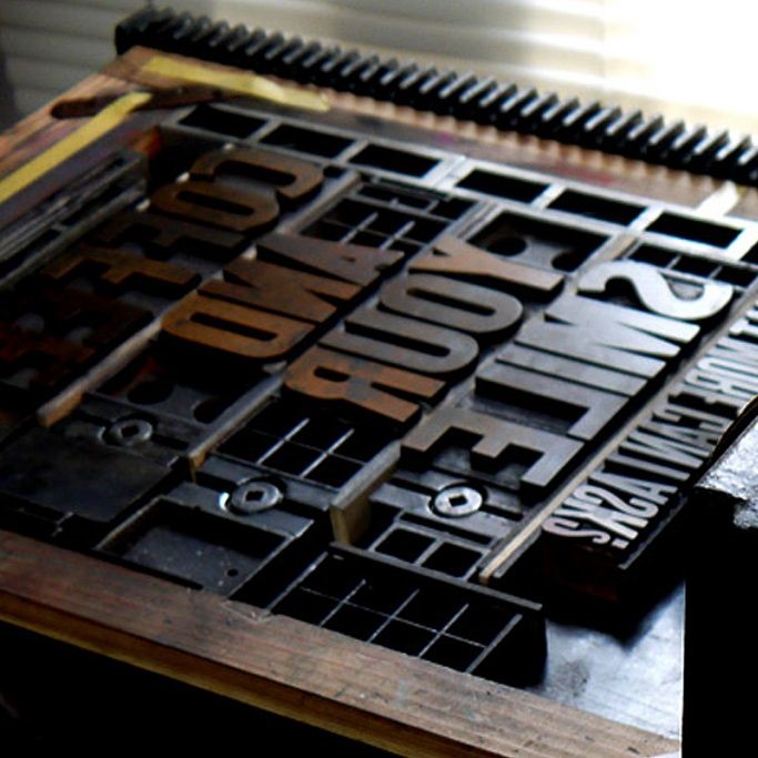 アルファベットの木活字を組んで昔ながらの印刷「活版印刷」という手法を用いて印刷。