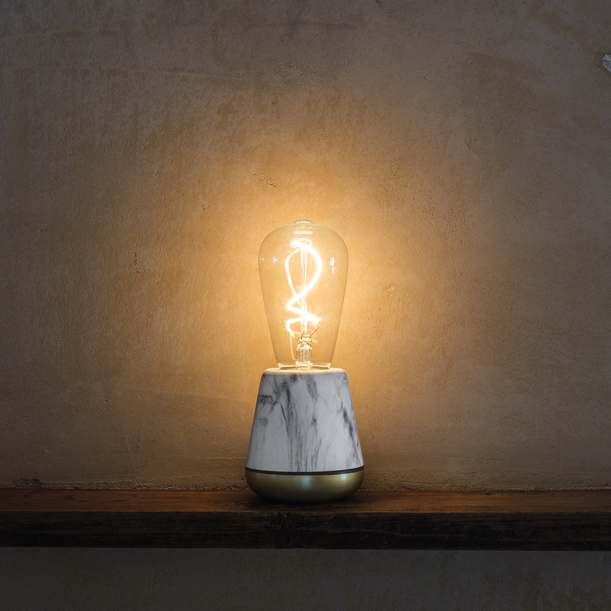 付属の専用LED電球は、オールドスクールな白熱電球を思わせる優しい灯り。