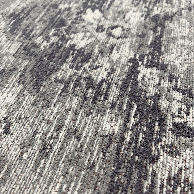 あえて柄をかすれさせて、長く使い込んだような表情を再現。