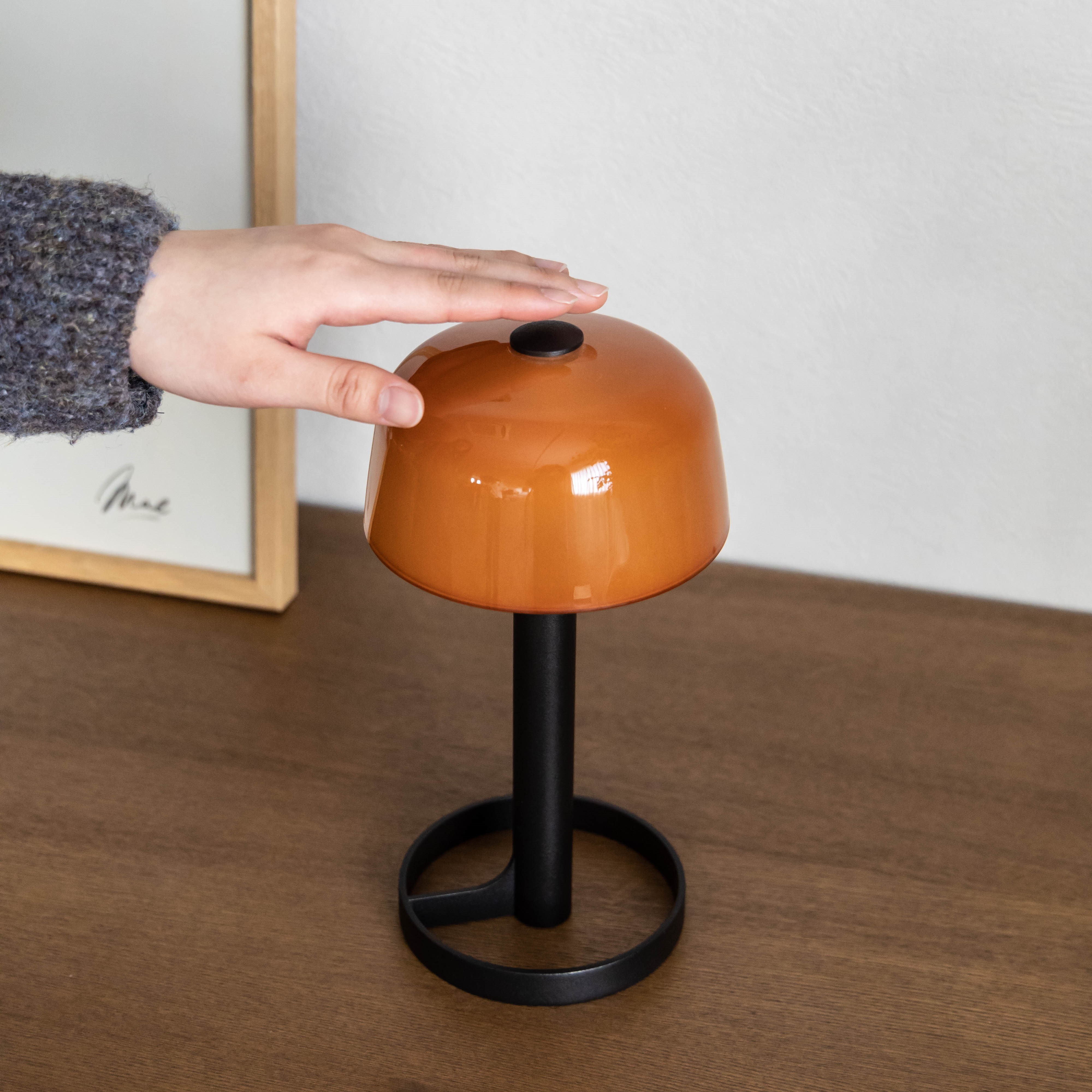 シェード上部のボタンタッチでオン/オフ。ボタンを長めに触ることで調光が可能。