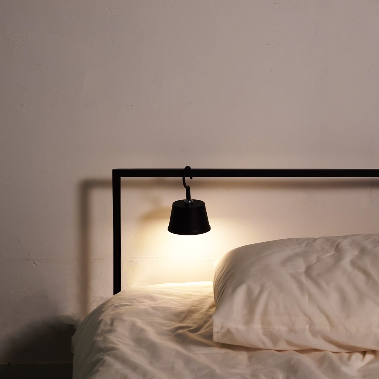 寝室の常夜灯としても活躍。最小光量なら40時間点灯するので災害時にも安心