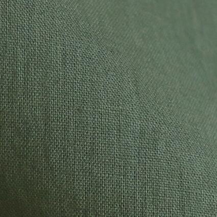 オリーブの実のような暗めの緑色。