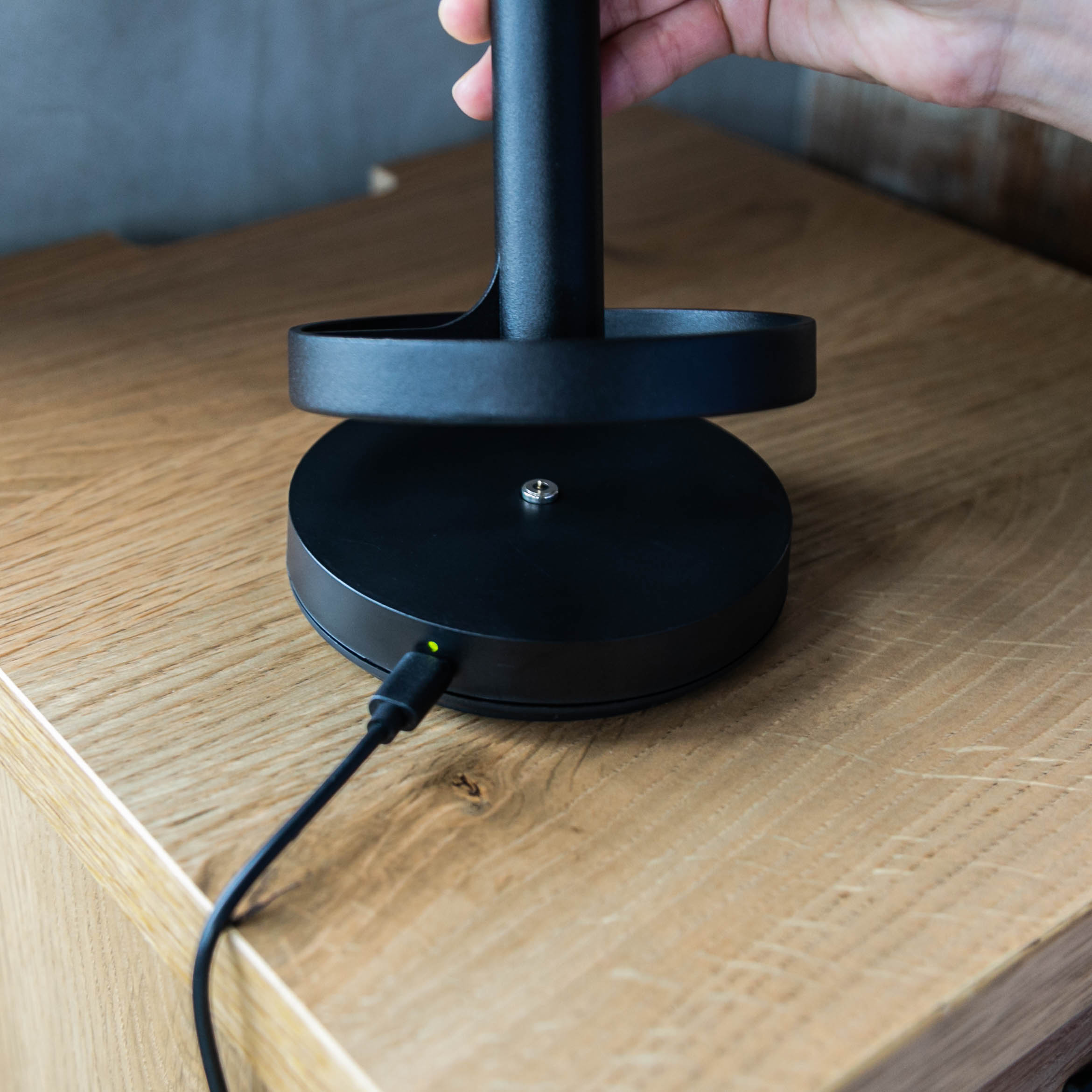 台座のUSBポートに乗せてバッテリー充電。