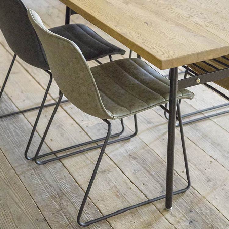 背面にはキルティング加工を施さず、後ろ姿はすっきりとしたシルエットに見えます。