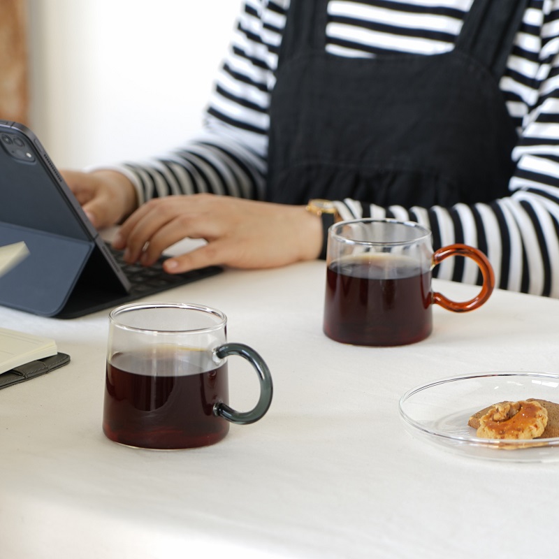 耐熱ガラスだからコーヒー、お茶、レモンティーなどホットもアイスも楽しめます。