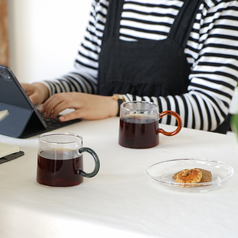 耐熱ガラスだからコーヒー、お茶、ハーブティーなどホットもアイスも楽しめます。