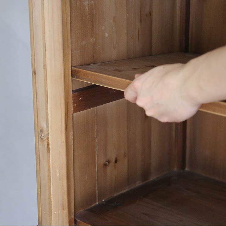 戸棚の棚板は取り外し可能。棚を外せば少し大きなものの収納も可能です。