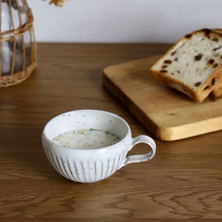 穏やかで優しい色合いが食材の色味をおいしそうに引き立ててくれます。