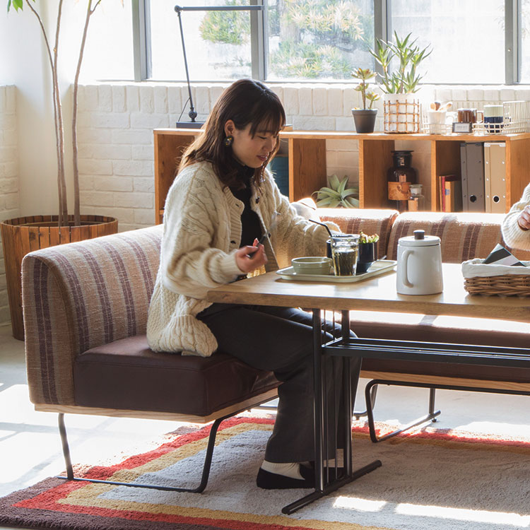 女性が座っても天板が高すぎることが無い高さ。