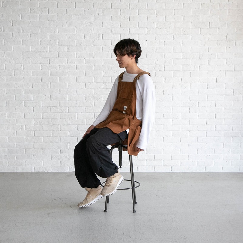 サイドにスリットが入っているので、座った時にフロントがもたつきません。