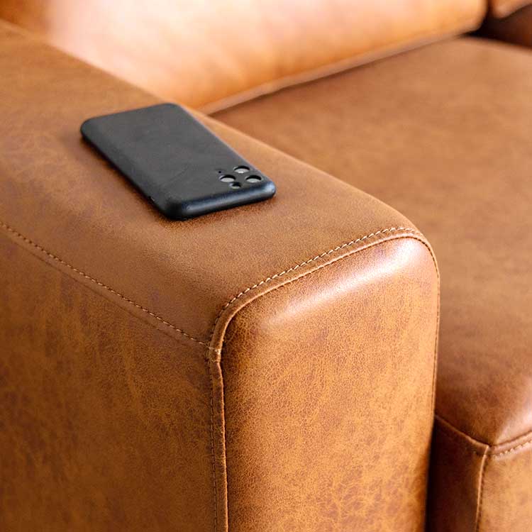 アームレストはスマートフォンも置ける幅広サイズ
