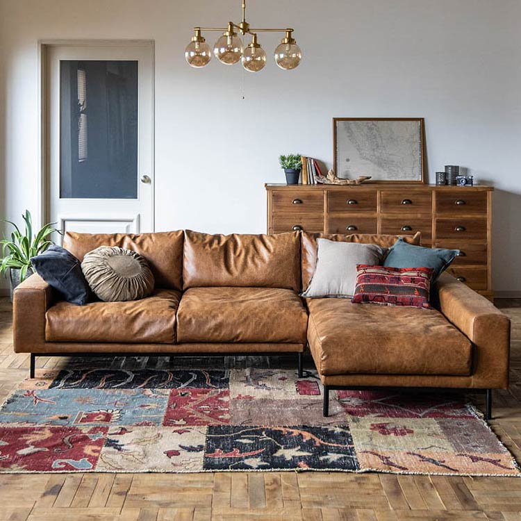 お部屋の中でも存在感のあるソファ、高さを抑えることでお部屋が広く感じます。