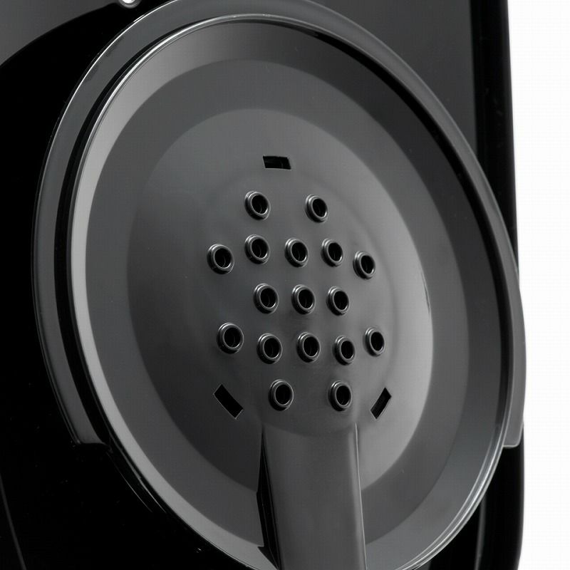 17個の穴からお湯を注ぎ込むシャワーヘッドは、フィルター全体を覆うように設計。