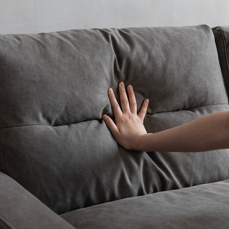 中材にはフェザーを使用しているので、柔らかくバフっとした座り心地。
